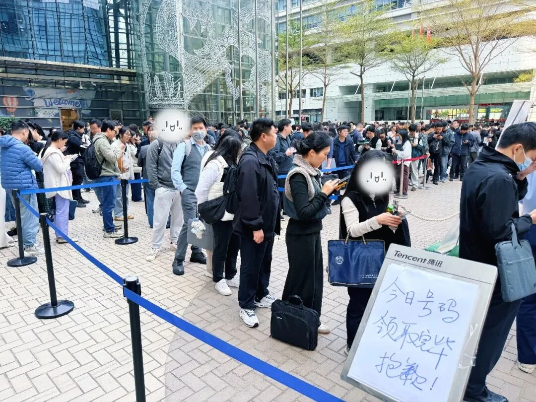 几百人在腾讯楼下排队装AI，深圳人到底有努力？