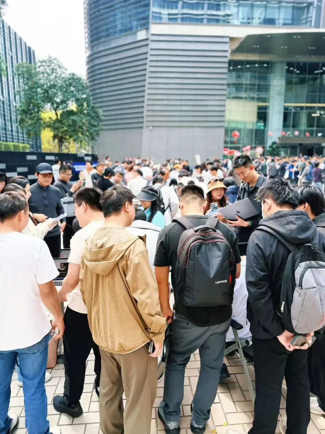 几百人在腾讯楼下排队装AI，深圳人到底有努力？
