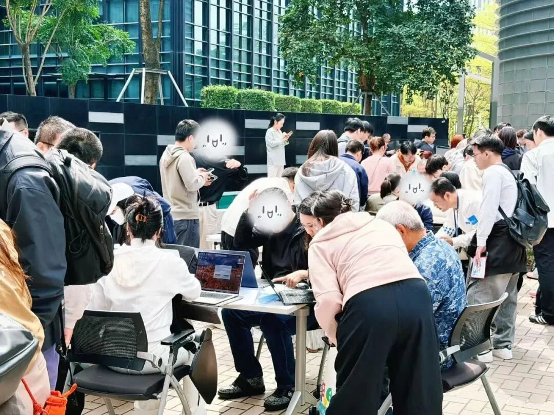 几百人在腾讯楼下排队装AI，深圳人到底有努力？