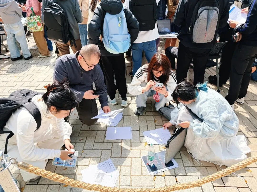 几百人在腾讯楼下排队装AI，深圳人到底有努力？