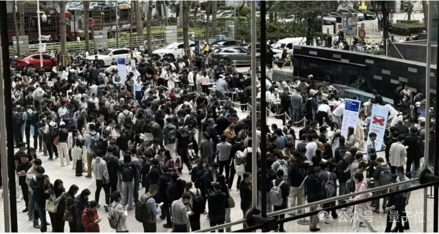 鹅厂门口免费装龙虾，几百人排爆了！一代人有一代人的鸡蛋要领