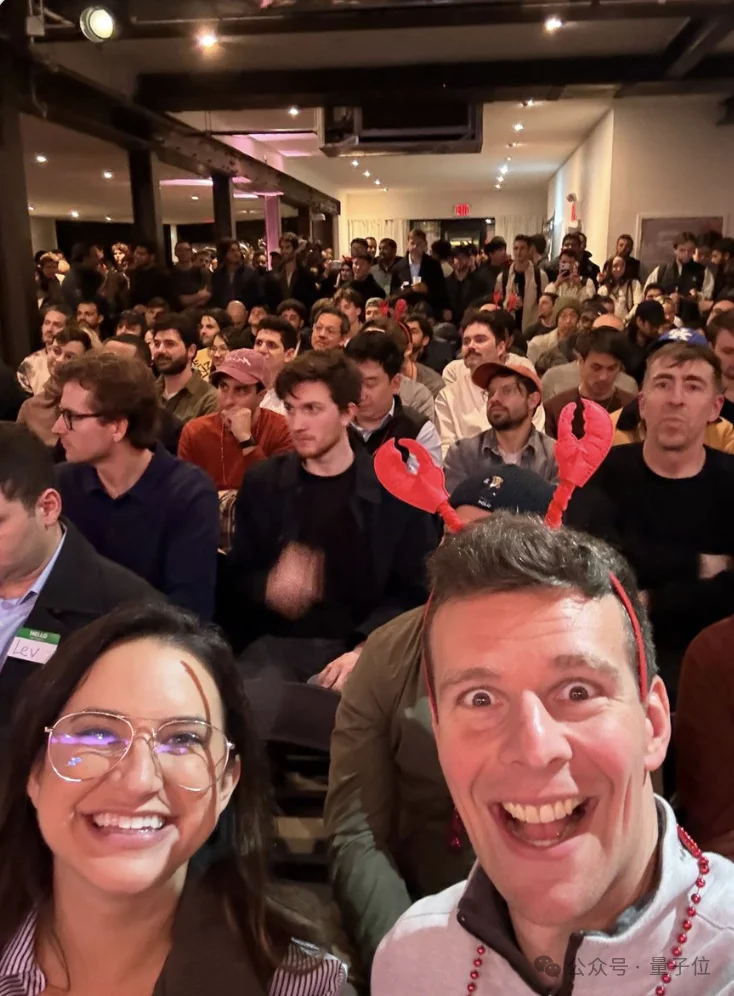 鹅厂门口免费装龙虾，几百人排爆了！一代人有一代人的鸡蛋要领