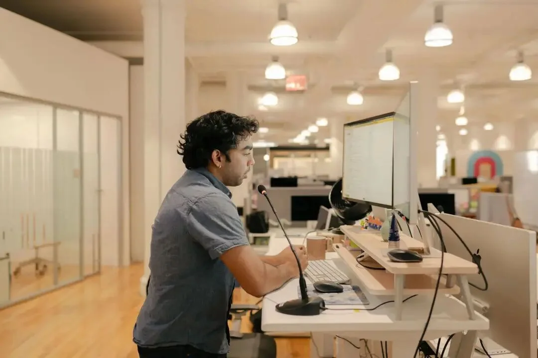 办公室里对着 AI 说话的人，可能会比用键盘打字的人更早下班