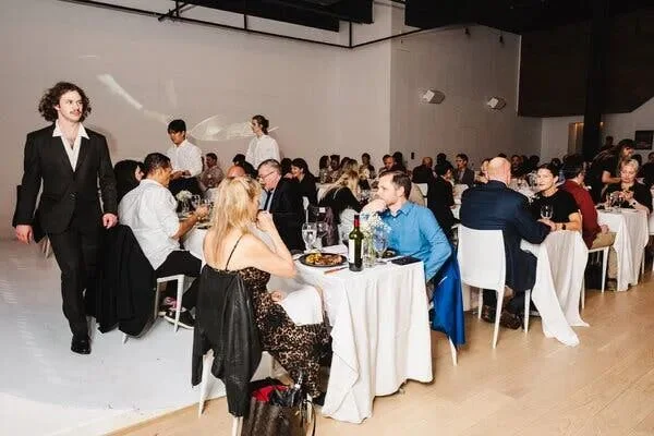 把爱泼斯坦邮件做成Gmail的00后硅谷小丑，被OpenAI「招安」了