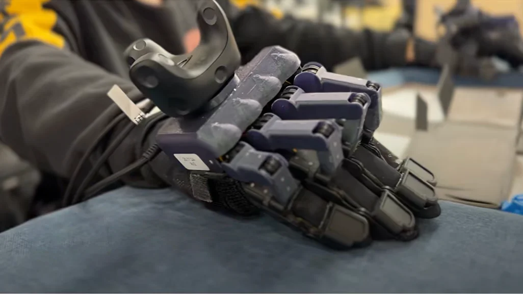 成立一年半累计融资超 20 亿，这个团队想搞定具身智能最难的「数据瓶颈」