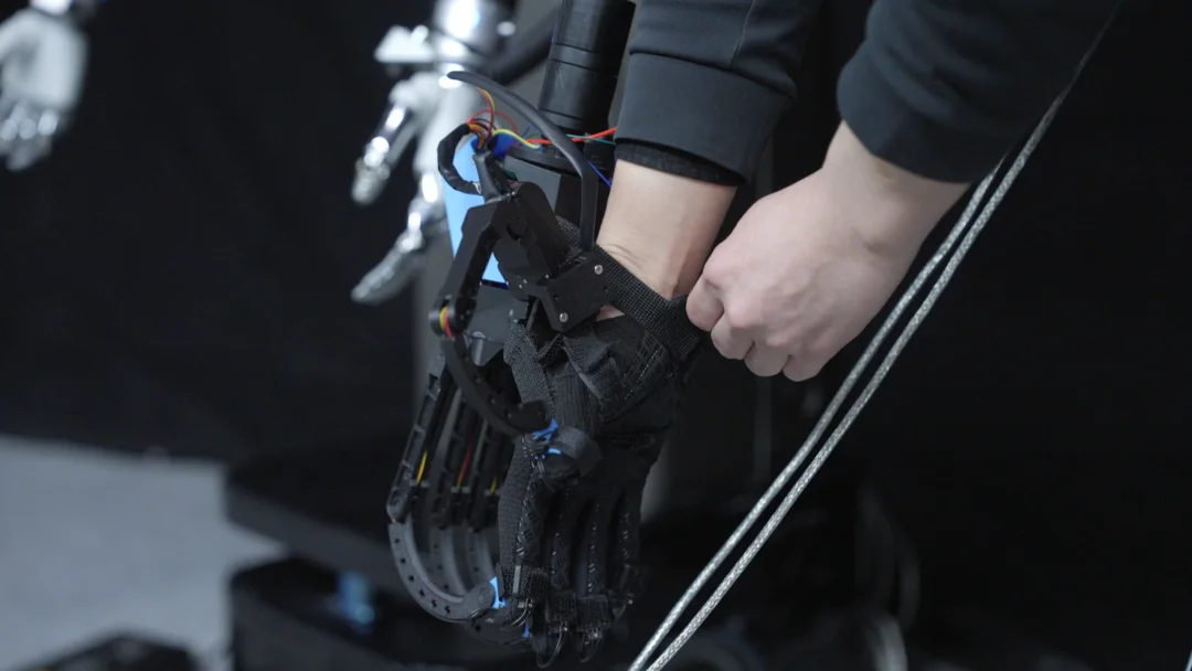 成立一年半累计融资超 20 亿，这个团队想搞定具身智能最难的「数据瓶颈」