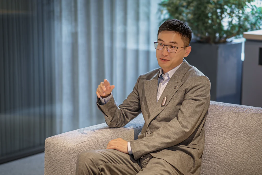 AI录音卡片大战：大厂看到了组织，Plaud看到了「超级个体」